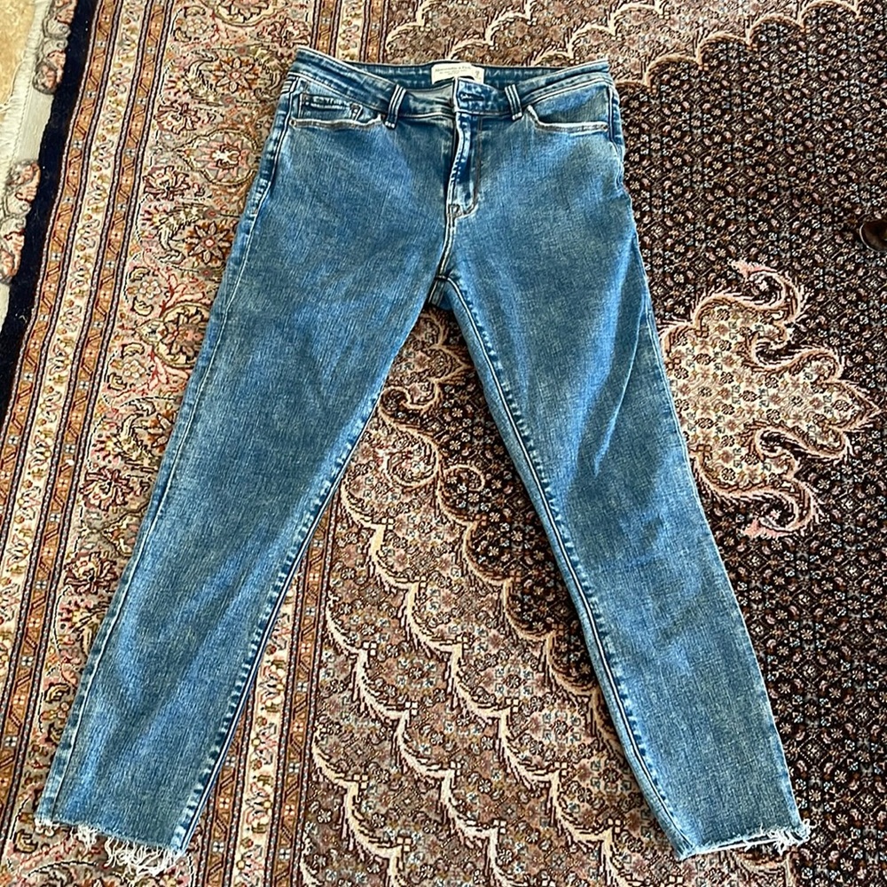 Abercrombie. The super skiny Ankle. Size 28. Color blue jean